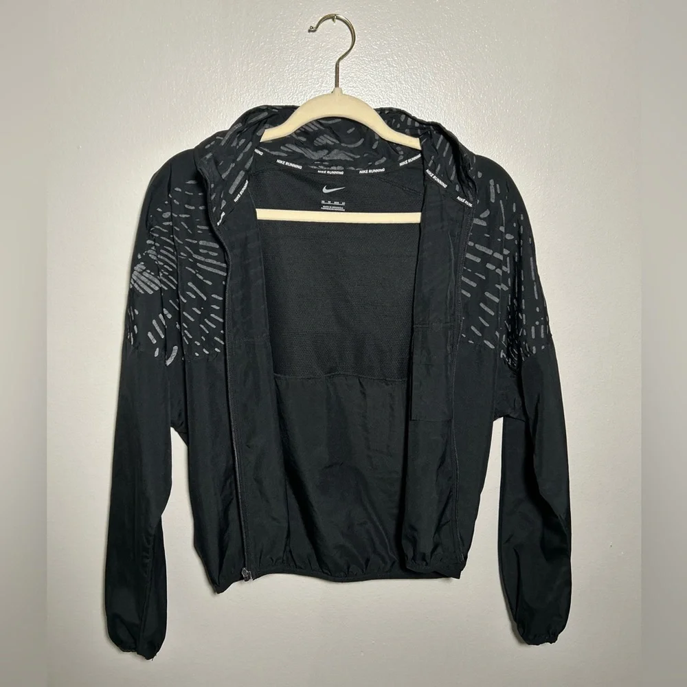 Nike Women's Run Division jacket (Style DD6462-010) - Picture 2 of 6